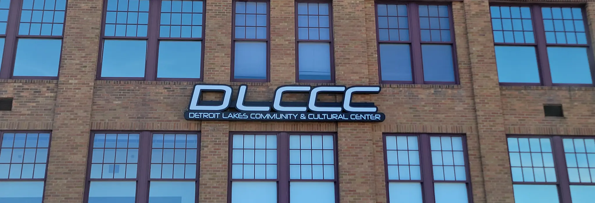 Dlccc Outdoorbuildingsignwideangle